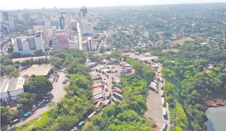  ?? ?? Ciudad del Este es el centro del comercio del Paraguay. Gremio del sector pide que el Gobierno garantice seguridad en la zona.