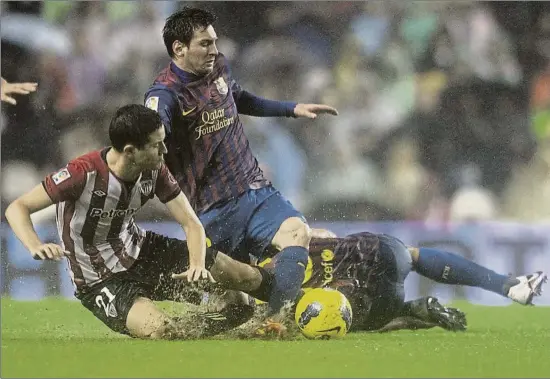  ?? FOTO: MD ?? Al barro
Ander Herrera disputa el balón con Messi y otro jugador del Barça durante su primera etapa como jugador del Athletic