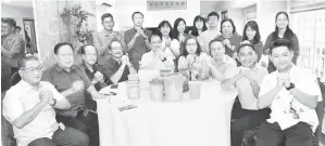  ?? ?? SAMBUTAN: Pang (tengah) menerima kunjungan ahli-ahli SUPP serta rakan-rakan pada hari kedua Tahun Baharu Cina di Bintulu, kelmarin.