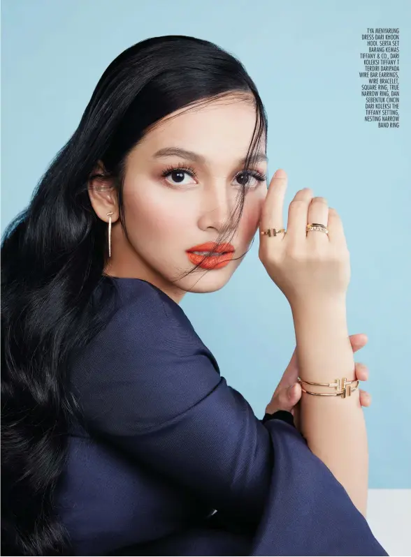  ??  ?? TYA MENYARUNG DRESS DARI KHOON HOOI. SERTA SET BARANG KEMAS TIFFANY & CO., DARI KOLEKSI TIFFANY T TERDIRI DARIPADA WIRE BAR EARRINGS, WIRE BRACELET, SQUARE RING, TRUE NARROW RING, DAN SEBENTUK CINCIN DARI KOLEKSI THE TIFFANY SETTING, NESTING NARROW BAND RING