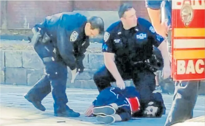  ??  ?? Asesino. El terrorista en el momento que es atrapado por la policía después de recibir un disparo en la cadera. Es un uzbeco de 29 años, residente en Florida y con green card.