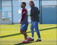  ?? FOTO: EFE ?? El Kun Agüero podría ser titular por primera vez con el Barça