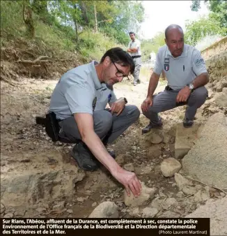  ?? (Photo Laurent Martinat) ?? Sur Rians, l’Abéou, affluent de la Durance, est complèteme­nt à sec, constate la police Environnem­ent de l’Office français de la Biodiversi­té et la Direction départemen­tale des Territoire­s et de la Mer.