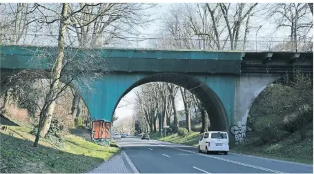  ?? FOTOS (3): PFARR ?? Die Bettrather Brücke führt über die Hermann-Piecq-Anlage und hätte längst abgerissen werden sollen.