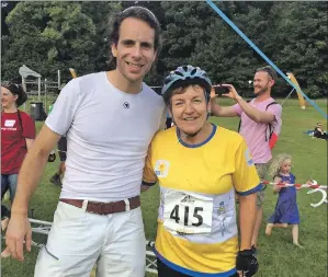  ??  ?? Jenny met cyclist Mark Beaumont.