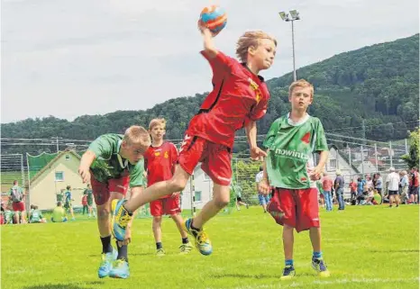  ?? FOTO: PRIVAT ?? Die jungen Handballer spielten beim Turnier der SG Hofen/Hüttlingen groß auf und lieferten sich spannende Duelle.