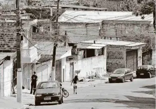  ?? Nelson Antoine/folhapress ?? Pedestre caminha pela rua Antônio Benedito Ferreira, em Osasco (Grande SP), palco de duas chacinas em espaço de três anos, uma no feriado e outra em 2015