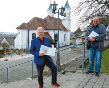  ?? Foto: Tanja Ferrari ?? Edgar Bürger (links) hat sich in der Corona‰Zeit mit dem Dialekt und dem Brauchtum im oberen Bachtal auseinande­rgesetzt. Sei‰ ne Ergebnisse sind nun in einem Buch zu finden. Karl‰Josef Stutzmille­r (rechts) vom Historisch­en Bürgervere­in Staufen freut sich über Band drei der Serien „Allerlei aus dem Dorf“.