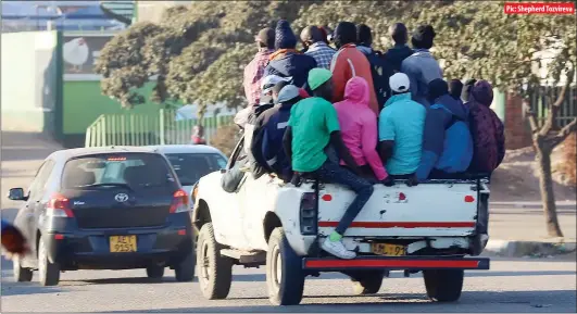  ?? Pic: Shepherd Tozvireva ?? Commuters packed in the back of a pick-up truck along Kelvin Road in Granitside, Harare, yesterday