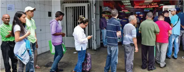  ?? Foto: AFP/Ronaldo Schemidt ?? Warten auf Brot in Caracas
