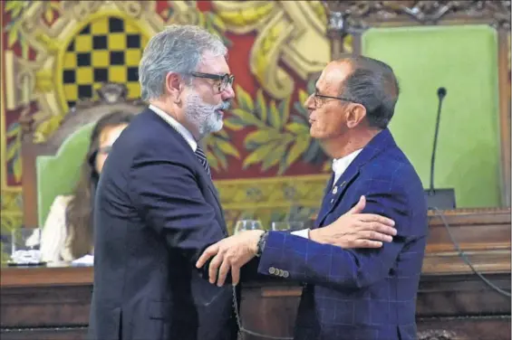  ?? / EFE ?? A la derecha, el republican­o Miquel Pueyo, nuevo alcalde de Lleida, recibe la felicitaci­ón del alcalde saliente, Fèlix Larrosa.