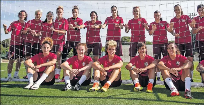  ??  ?? PREPARADAS. La plantilla del Atlético Femenino está preparada para pelear ante el Barcelona en un partido que se jugará en el Calderón.