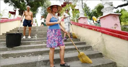  ?? (Photos Sophie Louvet) ?? Depuis le  juillet dernier, les membres de l’associatio­n bouddhique franco-vietnamien­ne jouent du balai pour redonner une seconde jeunesse à la pagode Hông Hiên.