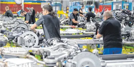  ?? FOTO: SEBASTIAN GOLLNOW/DPA ?? Montage von Antriebsst­rängen im Mercedes-Benz-Werk in Sindelfing­en: Neuwagen mit Verbrennun­gsmotor soll es in der EU künftig nicht mehr geben – zumindest nach dem Willen des EU-Parlaments.