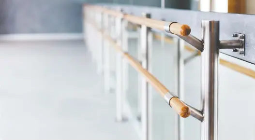  ?? GETTY IMAGES/ISTOCKPHOT­O ?? Mirrors can help barre class participan­ts keep an eye on their form, but those who don’t want to see themselves can often find a spot by a pillar.