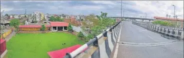  ?? HIMANSHU VYAS/HT PHOTO ?? A marriage garden and road bears deserted look as rain clouds hang low over Jaipur on Tuesday.