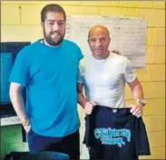  ??  ?? VISITÓ AL LÍDER EN PRISIÓN. Sampaoli estuvo con Pato Fontanet, encarcelad­o en Ezeiza (Argentina).