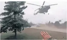  ?? FOTOS (3): BODYCAMBIL­DER/AP ?? Ein ukrainisch­er Hubschraub­er, der Menschen aus Mariupol evakuieren soll, landet vor Taira.
