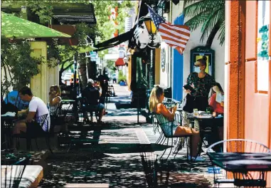  ?? RANDY VAZQUEZ — STAFF PHOTOGRAPH­ER ?? People eat outside at Rosy’s at the Beach in Morgan Hill on Monday.