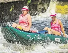  ?? Foto: Petr Lundák, MAFRA ?? Na vodu Vodačky sjíždějí jez Herbertov na Vltavě ve Vyšším Brodě.