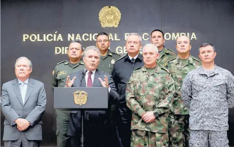  ??  ?? »El presidente de Colombia, Iván Duque, habla al término de un Consejo de Seguridad acompañado por su ministro de Defensa.