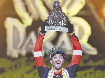  ?? //AFP ?? Sunderland levanta eufórico el trofeo que le acredita como ganador del Dakar 2022