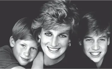  ??  ?? DIANA. Junto a sus hijos poco antes de morir.