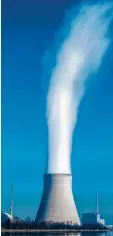  ?? Foto: Armin Weigel, dpa ?? Wasserdamp­f steigt aus dem Kühlturm des Atomkraftw­erks Isar 2.