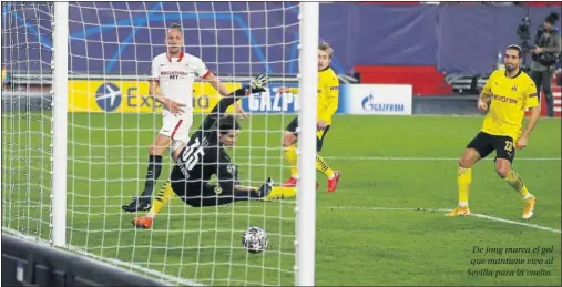  ??  ?? De Jong marca el gol que mantiene vivo al Sevilla para la vuelta.