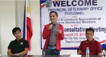  ?? CONTRIBUTE­D PHOTO ?? PROVINCIAL Veterinari­an Renante Decena (center) speaks at the signing of memorandum of collaborat­ion with 10 recipient-local government units of Swine Artificial Inseminati­on and Laboratory Center project in Himamaylan City recently.