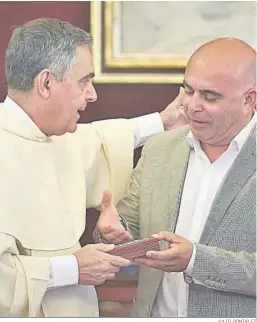  ?? JULIO GONZÁLEZ ?? El concejal David Navarro entregando la medalla a Pascual Saturio.