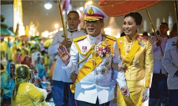  ?? Foto: Wason Wanichakor­n, dpa ?? Mal wieder Bangkok statt Bayern: König Maha Vajiralong­korn und seine Frau Suthida vor gut zwei Wochen in Thailand.