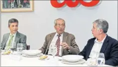  ??  ?? Bahamontes, con Sánchez Butragueño. En la mesa, entre Nieto y Elortegui.