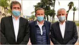  ??  ?? Nicolas Dupont-Aignan entouré par Jean-Marc Chipot, responsabl­e départemen­tal de Debout la France, et Benoît Kandel, tête de liste du mouvement aux prochaines régionales en Paca, hier après-midi à Nice. (Photo Th. P.)