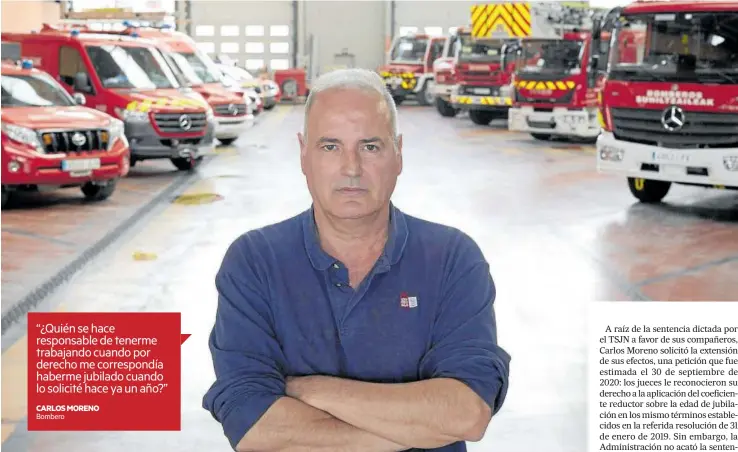  ?? ?? Carlos Moreno, que pasó a servicios auxiliares del Servicio de Bomberos a los 55 años, posa en el parque central de Cordovilla.