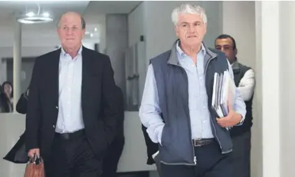  ??  ?? Los dueños de Penta, Carlos Lavín y Carlos Délano, conocieron ayer sus aulas de la U. Adolfo Ibáñez.