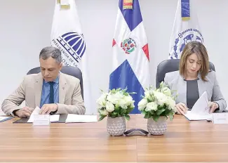  ?? F.E. ?? José Gomes y Gloria Reyes firmaron el acuerdo.