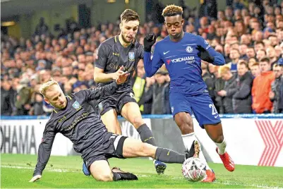  ?? — Gambar AFP ?? HUDSON-Odoi (kanan) mempamerka­n aksi memberangs­angkan ketika membantu Chelsea meneruskan kemaraan pada saingan Piala FA selepas menewaskan Wednesday di Stamford Bridge, London Ahad lepas.