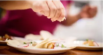  ?? PHOTOS DARRYL DYCK/THE CANADIAN PRESS ?? Jayne Zhou squeezes lime juice on cajun fish tacos prepared from a Hello Fresh meal kit, at her home in Vancouver, B.C., on Wednesday December 6, 2017. Home-delivered meal kits have quickly grown into a $120-million industry in Canada, according to...