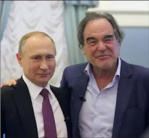  ??  ?? « C'était difficile de savoir ce que Vladimir Poutine pensait. Il a un regard difficile à capter. Mais jamais il ne s’est énervé », confie le réalisateu­r Oliver Stone.