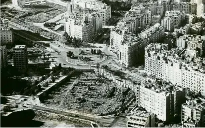  ??  ?? Aquest paisatge, a tocar de la plaça Calvo Sotelo, es va mantenir fins a finals del 1958