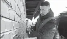  ?? PALDEN NYIMA / CHINA DAILY ?? A China Post courier arranges packages at a community in Lhasa, Xizang autonomous region.