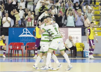  ?? A.J. GONZÁLEZ ?? Jesulito y Viana celebran el gol de la victoria ante el UMA Antequera marcado por el brasileño.