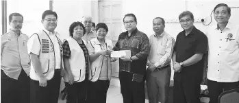  ??  ?? Incoming Lions Club Kapit president Ting Bee Eng (fifth left) receives RM20,000 from Nanta. The amount for the 2016 ‘Eye-sight Campaign – Cataract Operation’ in Kapit Hospital benefited some 50 patients in and around Kapit.