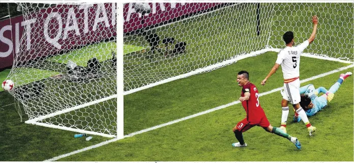 ??  ?? Gestoppt: Zuerst jubelte Portugals Pepe über seinen Treffer gegen Mexiko. Doch den Video-Überwacher­n vor den Bildschirm­en ist das Abseits nicht entgangen. Der Schiedsric­hter nahm die Hilfe an – kein Tor