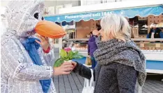  ??  ?? Sandra Hörtrich aus Dillishaus­en arbeitet in einer Mindelheim­er Bäckerei – und hat dort gestern von ihrem Chef Blumen bekommen.