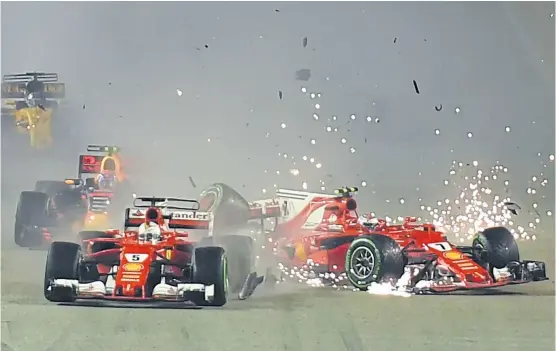  ?? Manam vatsyayana/afp ?? El momento en que se tocan las dos ferrari en la largada del Gran Premio de Singapur, favorecien­do a Hamilton