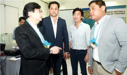  ?? / ALLAN DEFENSOR SUNSTAR FOTO ?? DOING BUSINESS IN MANDAUE. Presidenti­al Assistant for the Visayas Michael Dino (left to right) confers with Mandaue Chamber of Commerce and Industry president Glenn Soco, Regional Developmen­t Council chair Kenneth Cobonpue, and Mandaue City Vice Mayor...