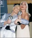  ??  ?? COMPAÑERAS. Glenn Close y Lady Gaga compartier­on premio como Mejor Actriz.