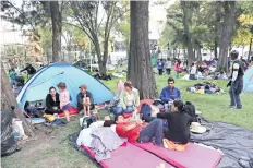  ??  ?? El Gobierno de la Ciudad de México instaló el albergue para migrantes centroamer­icanos en el estadio Jesús Martínez Palillo.